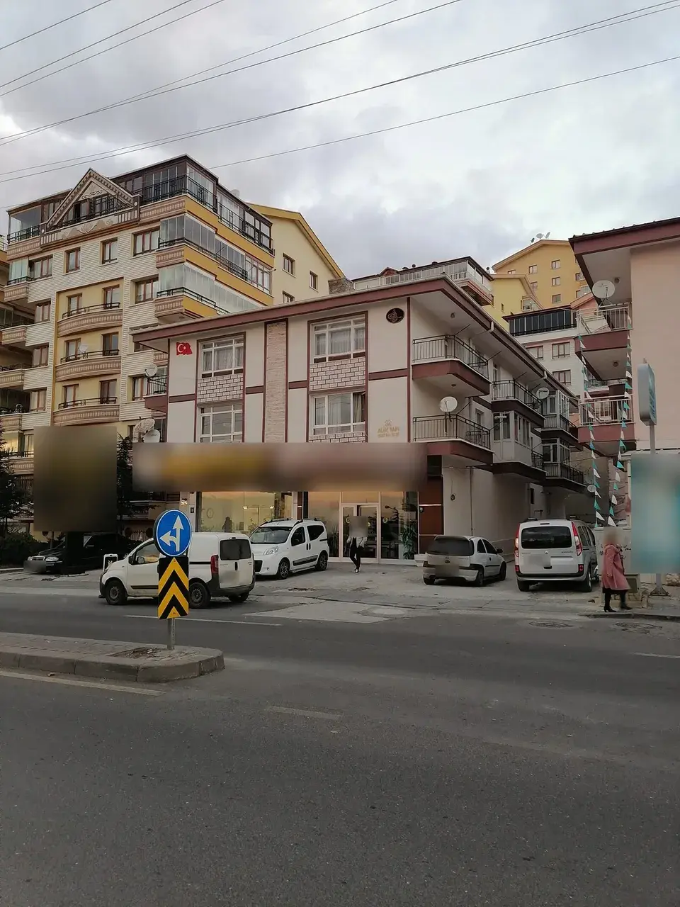 Krem cepheli köşe binasının karşıdan geniş görünümü