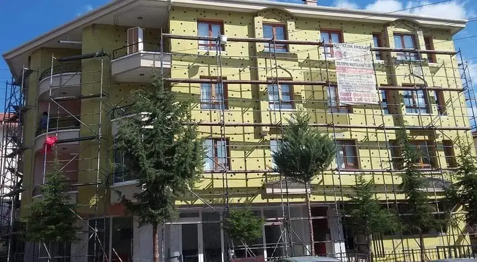 Keçiören'de dört katlı binada iskele üzerinde sarı ısı yalıtım levhaları ve dübeller